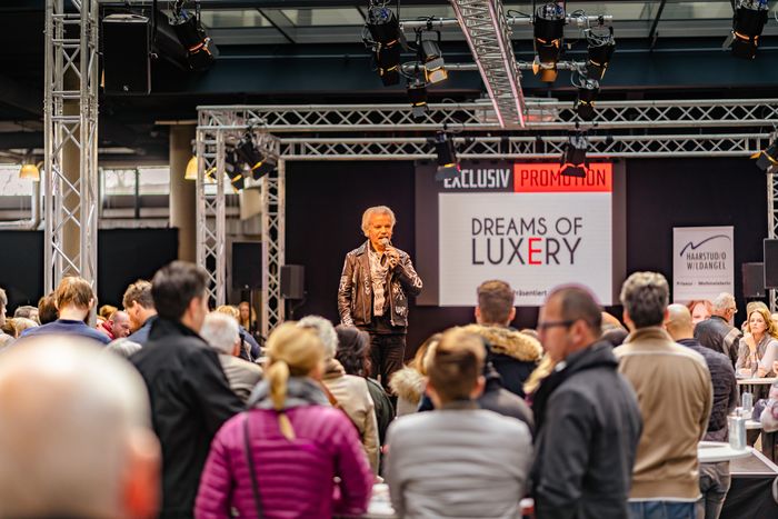 Günter Goder moderiert Dreams of Luxery in der Motorworld Köln